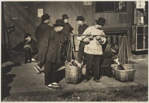 Queues and toppers, San Francisco Chinatown, Arnold Genthe, 1895